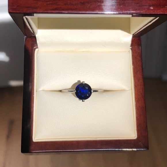 Platinum Sapphire solitaire ring - Picture 3 of 8